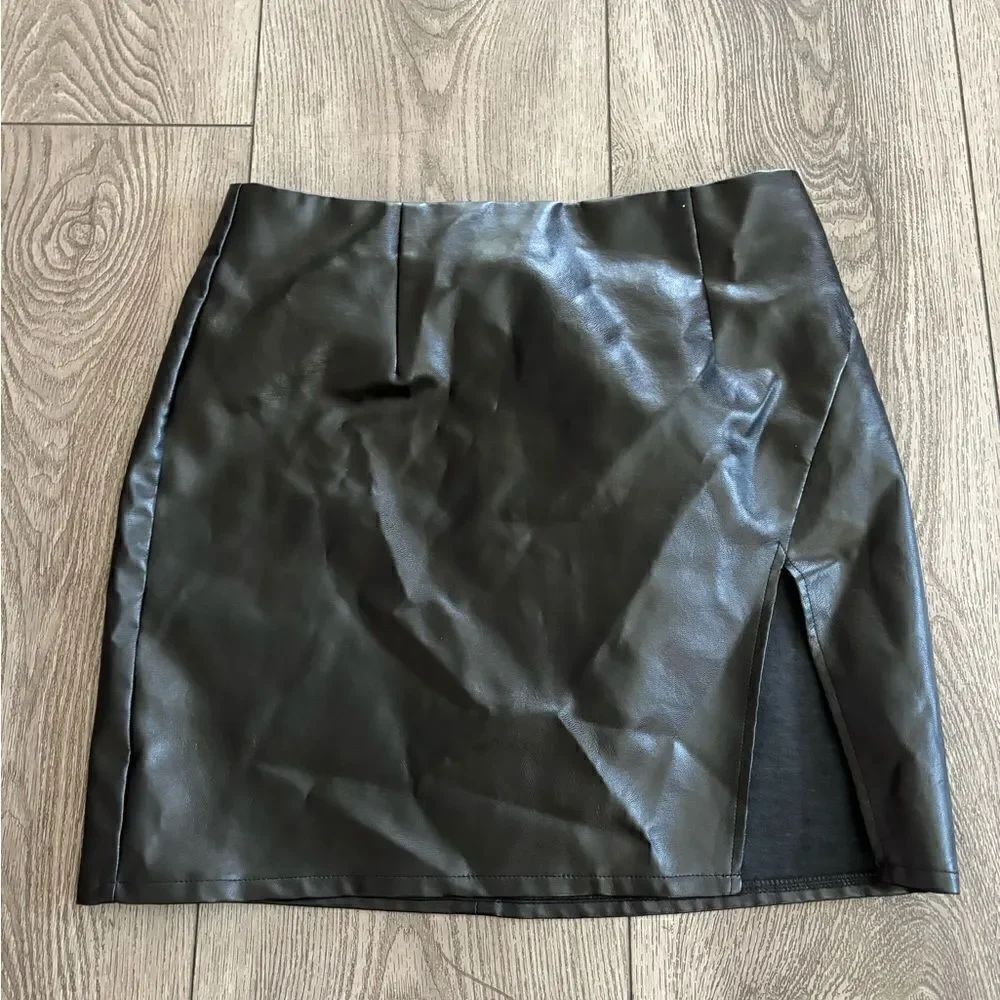 Lulus woman’s used mini skirt in good condition